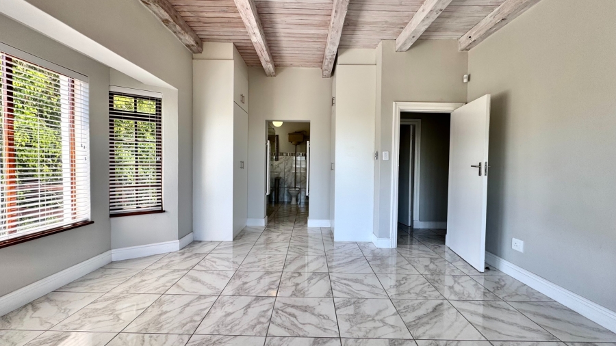 5 Bedroom Property for Sale in Rome Glen Western Cape